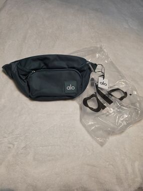 ALO Yoga | Bags | Alo Yoga Ivory Explorer Funny Pack Nwt | Poshmark